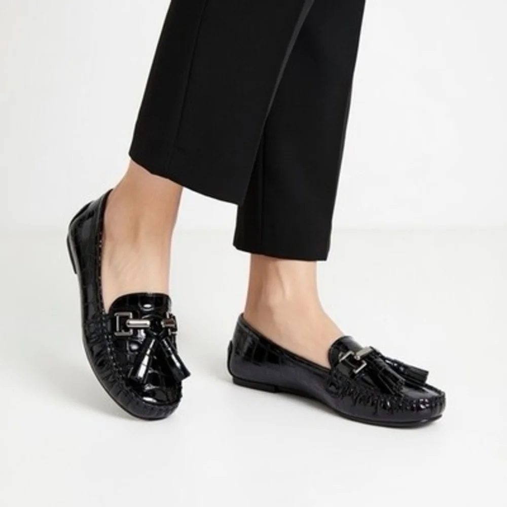 Stuart Weitzman Rascal Black Patent Croc Embossed Tassel Loafers Driving Shoes